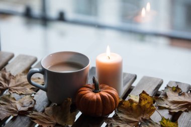 fincan kahve ve kabak mum ile