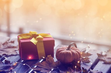 kabak ve masa üzerinde duran Hediyelik