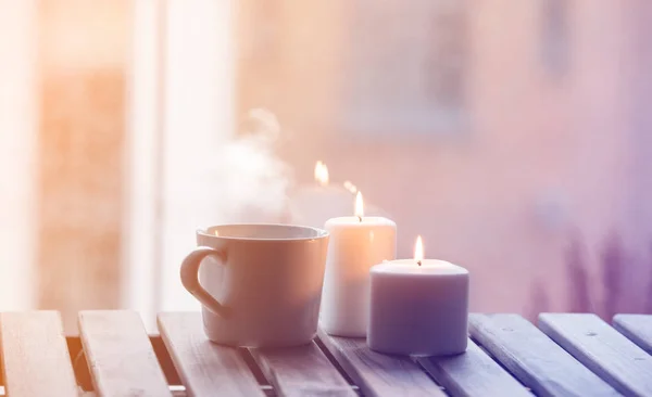 Šálek kávy a svíčky na stůl — Stock fotografie