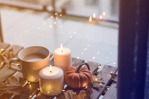 Tazza di caffè e zucca con candele — Foto Stock