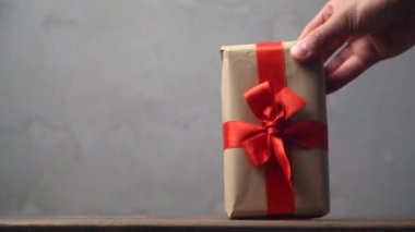 Kırmızı kurdeleli hediye kutusu