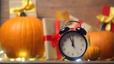 Retro alarm clock çay kavanozu ile