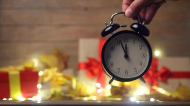 Retro çalar saat ve akçaağaç yaprakları