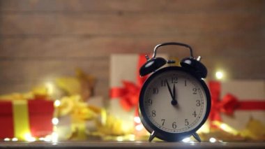 Retro çalar saat ve akçaağaç yaprakları