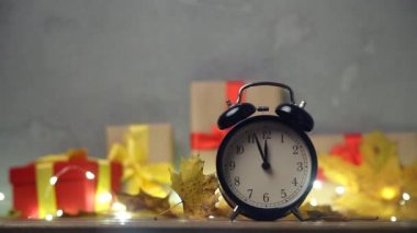 akçaağaç yaprakları ile Retro çalar saat