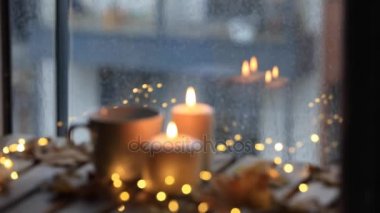 fincan kahve ve masanın üzerinde duran mum