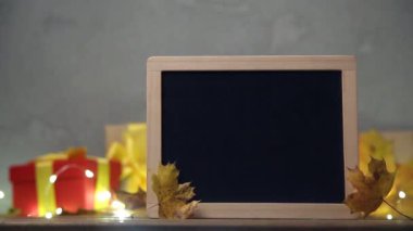 akçaağaç yaprakları ile boş yazı tahtası