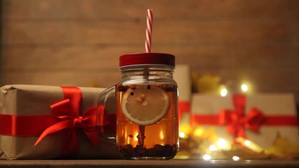 Tarro de té y torre Eiffel con regalos — Vídeos de Stock