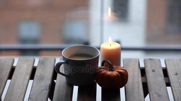 Taza de café y calabaza con vela — Vídeo de stock