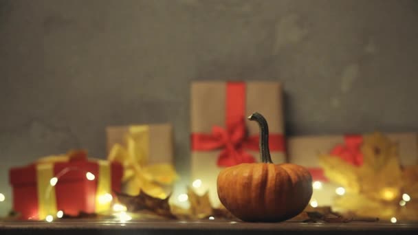 Calabaza con hojas de arce — Vídeos de Stock