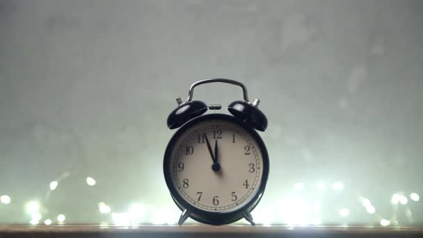 Ρετρό ρολόι-ξυπνητήρι με κιβώτιο δώρων — Αρχείο Βίντεο