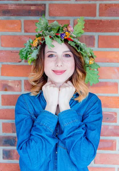 Redhead girl with oak leaves wreath — Stock Photo, Image