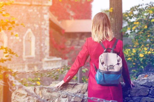 Femme rousse avec sac à dos au château — Photo