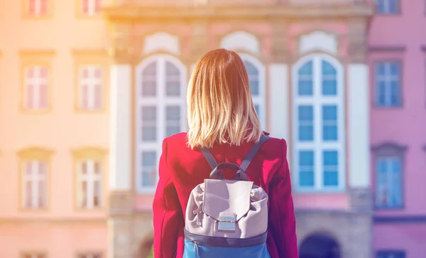 Redhead woman with backpack at castle — Stock Photo, Image