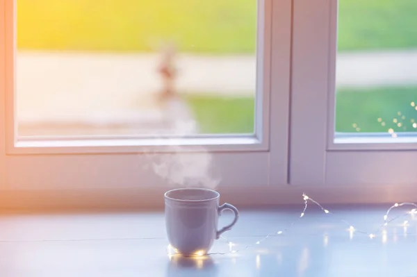 Branco xícara quente de chá — Fotografia de Stock