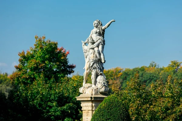 Классическая статуя в парке — стоковое фото