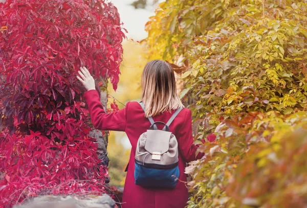 在花园里，背包里的红发女人 — 图库照片