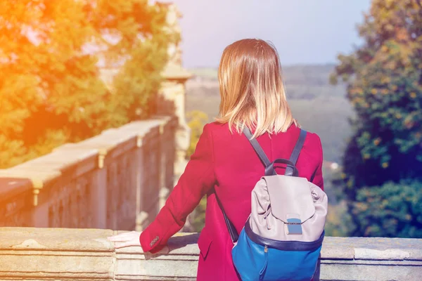 Pelirroja con mochila en el castillo — Foto de Stock