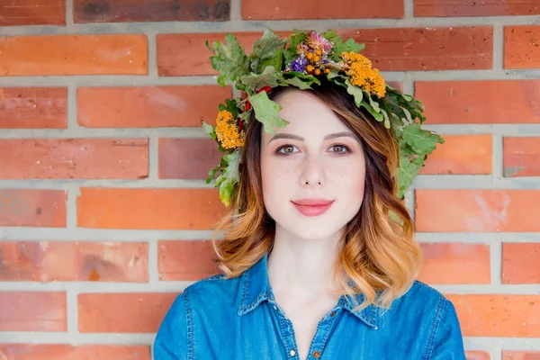 Redhead girl with oak leaves wreath — Stock Photo, Image