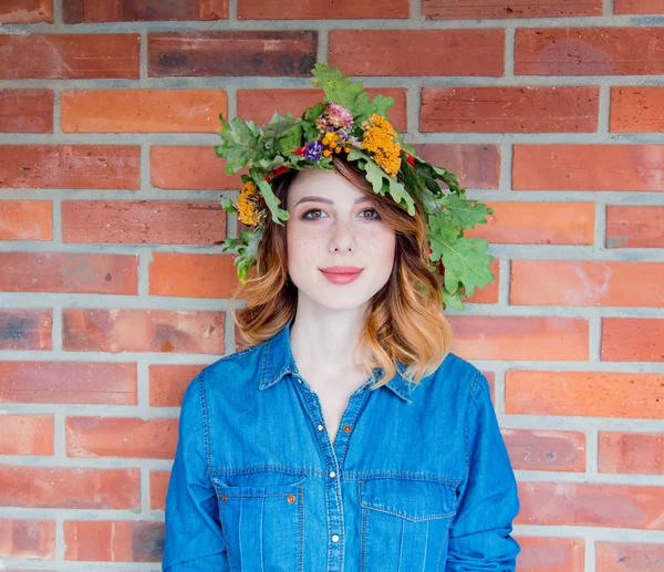 Chica pelirroja con flores de hojas de roble — Foto de Stock