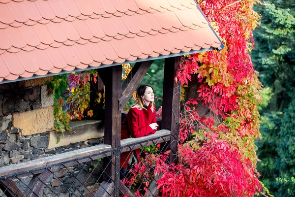 Žena stojící nedaleko hradu pódia — Stock fotografie