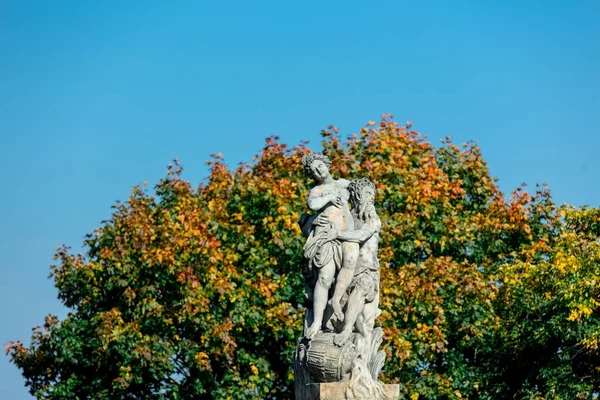 Klasyczny statua w parku — Zdjęcie stockowe