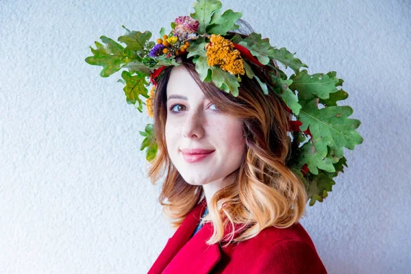 Menina ruiva com folhas de carvalho grinalda — Fotografia de Stock