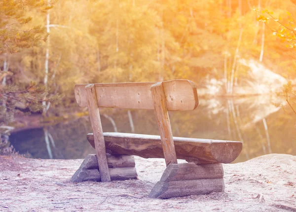 Träbänk på sjön — Stockfoto