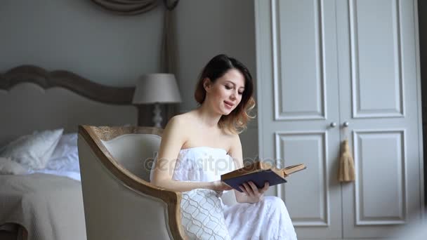 mladá žena čtení knihy
