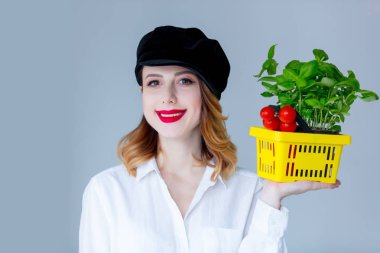 Kadın holding kırmızı domates 