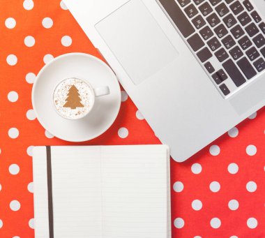 Fincan kahve ve dizüstü bilgisayar 