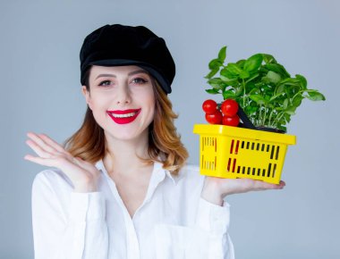 Kadın holding kırmızı domates 