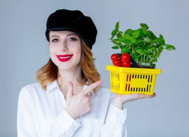 Kadın holding kırmızı domates 