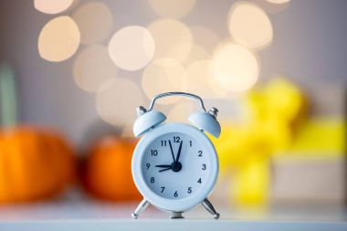 Retro çalar saat ile kabak 