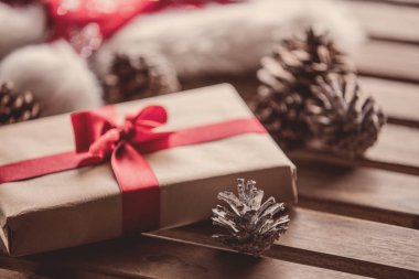 Noel hediye kutusu ile Noel Baba şapkası 