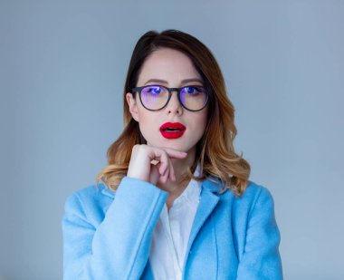 Mavi paltolu Kızıl saçlı kadın 