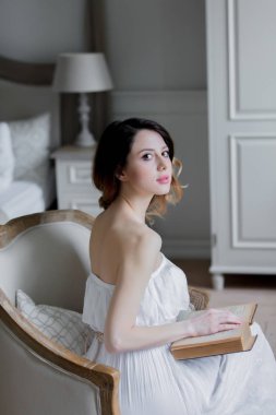 Kitap okuyan genç bir kadın