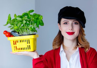 Kadın otlar ve domates ile 