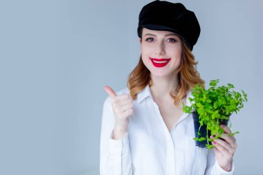 Genç kadın holding otlar 