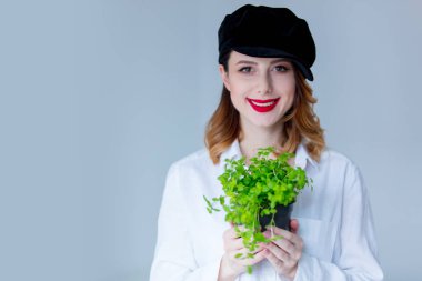 Genç kadın holding otlar 