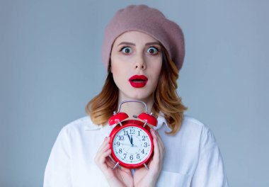 Çalar saati olan kadın. 