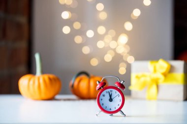 Retro çalar saat ile kabak 