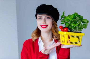 Kadın otlar ve domates ile 