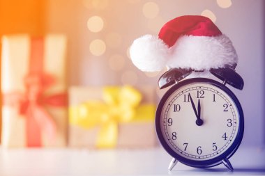 Noel Baba şapkası ile çalar saat 