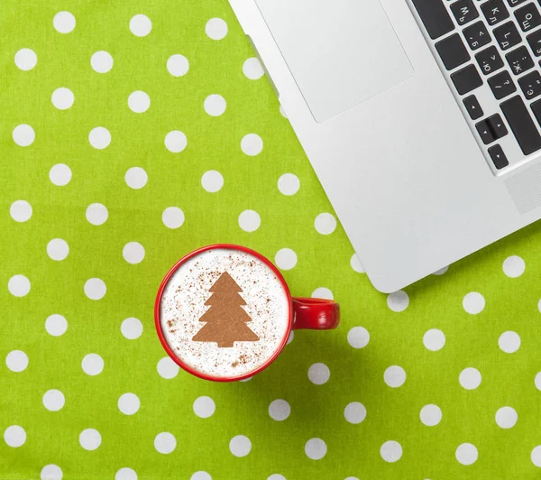 Cup of coffee and laptop computer — Stock Photo, Image