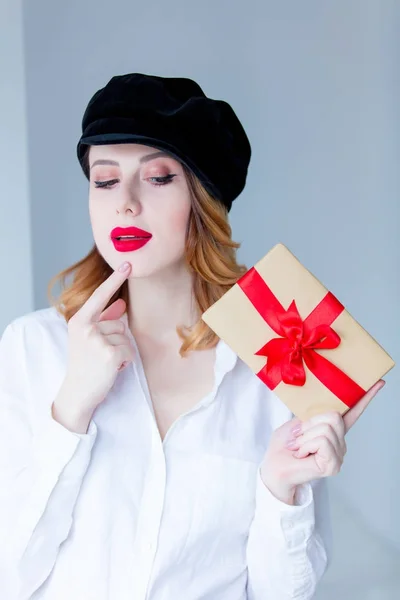 Giovane donna in possesso di scatola regalo — Foto Stock