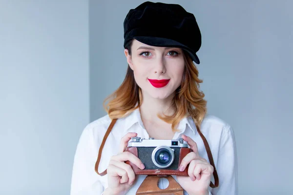 Jovem mulher segurando câmera retro — Fotografia de Stock