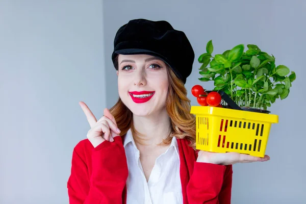 Mulher com ervas e tomates — Fotografia de Stock