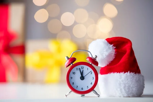 Reloj despertador con sombrero de Santa — Foto de Stock