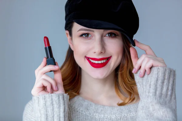 Mujer en sombrero con lápiz labial — Foto de Stock